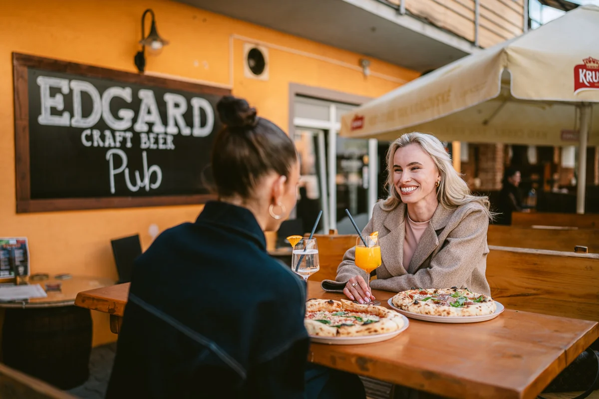 Hostia pri pizzi na terase Edgard Craft Beer Pub & Pizza